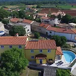Complex Of 2 Iii With 2 Private Pools For Up To 16 Persons In Porec Near The Aquapark * Mugeba