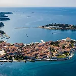 Complex Of 2 Iii With 2 Private Pools For Up To 16 Persons In Porec Near The Aquapark *