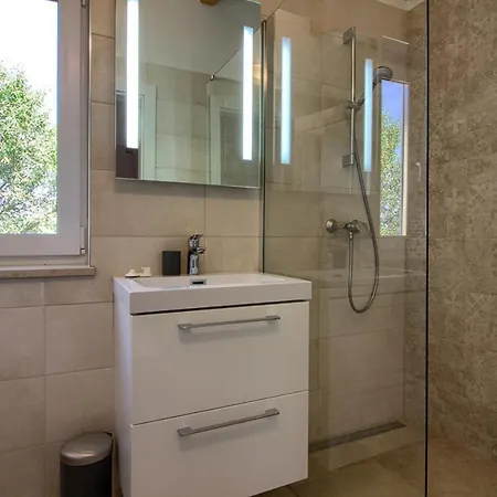 Complex Of 2 Iii With 2 Private Pools For Up To 16 Persons In Porec Near The Aquapark فيلة Mugeba