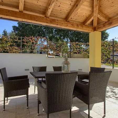 Complex Of 2 Iii With 2 Private Pools For Up To 16 Persons In Porec Near The Aquapark * Mugeba