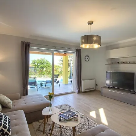 Complex Of 2 Iii With 2 Private Pools For Up To 16 Persons In Porec Near The Aquapark *