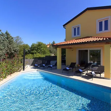 Villa Complex Of 2 Iii With 2 Private Pools For Up To 16 Persons In Porec Near The Aquapark *