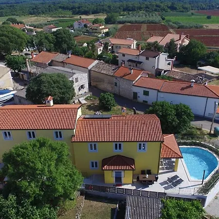 Complex Of 2 Iii With 2 Private Pools For Up To 16 Persons In Porec Near The Aquapark * Mugeba