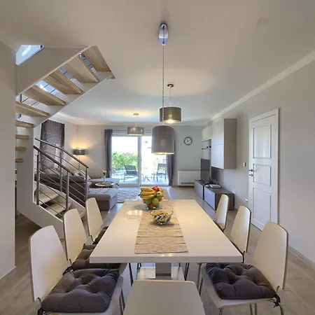 Complex Of 2 Iii With 2 Private Pools For Up To 16 Persons In Porec Near The Aquapark فيلة *